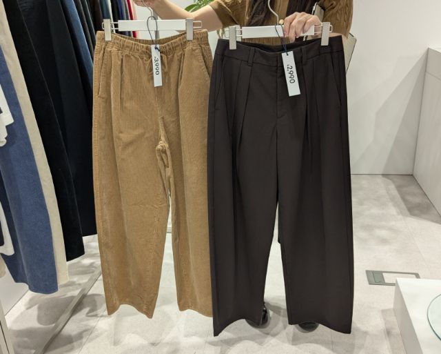 コーデュロイパンツとブラウンのチノバレルレッグタックパンツ