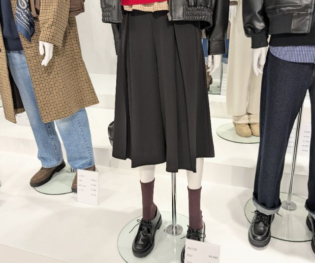 黒のドレープキュロッツを着たマネキン