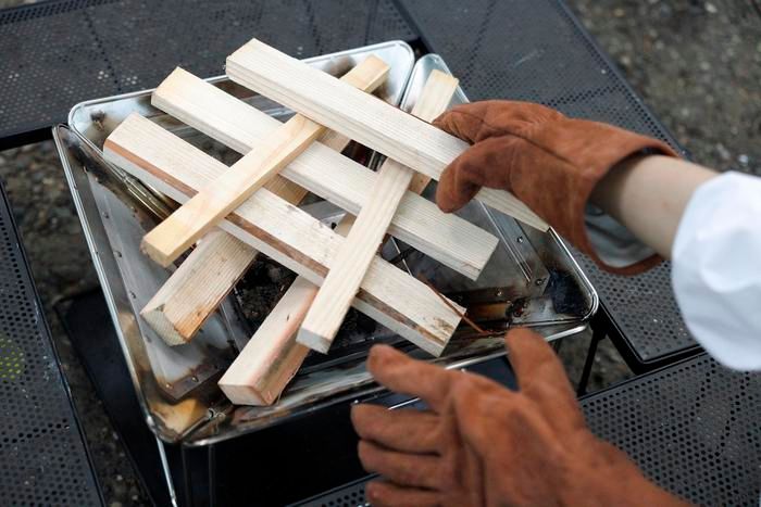 焚き火台に薪を組んでいる様子