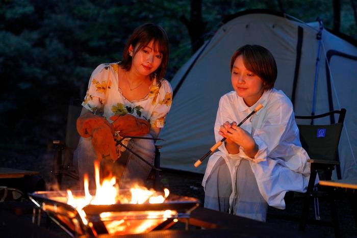 焚き火の火が大きく、安定するのを見守っている様子