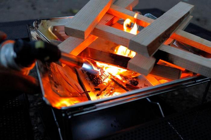 ガストーチで着火している様子