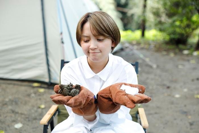 2種類の着火剤を持って悩む女の子
