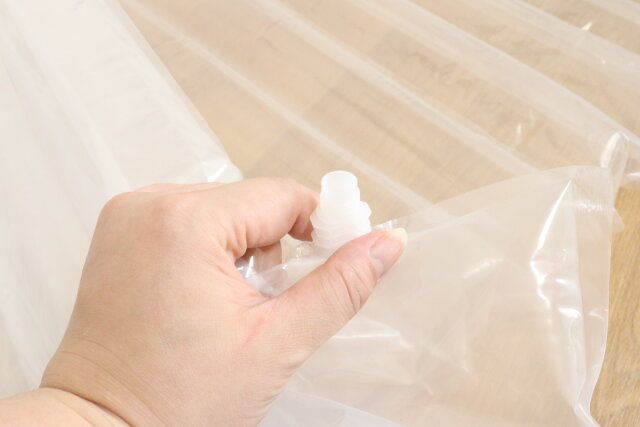 ダイソーの防災備蓄用エアーマットに空気を入れる