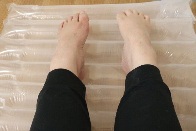 ダイソーの寝転がれる防災備蓄用エアーマット