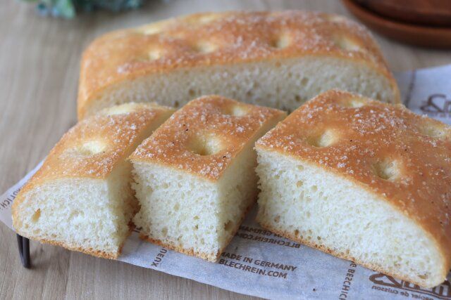 カットされたトリュフ塩のふかふかフォカッチャ