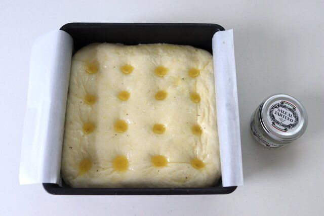 オリーブオイルを塗り、トリュフ塩を全体にまぶす。