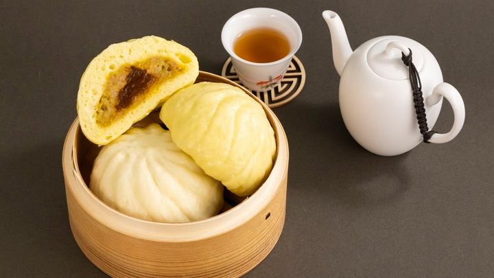 「極旨 黒豚まんカレー」と「極旨 黒豚まん」のイメージビジュアル