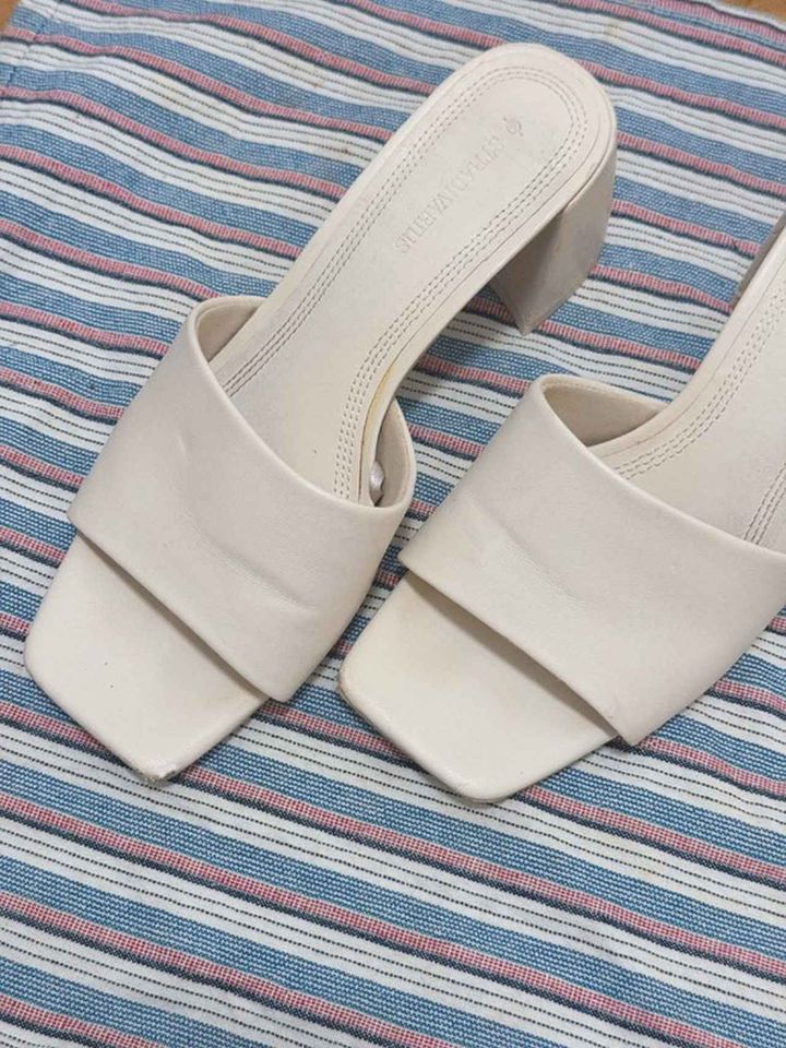 画像: 夏らしい白サンダル