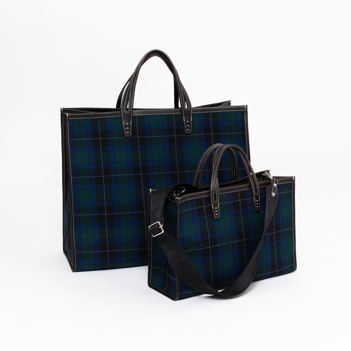 画像: 左：【SHIPS別注A VACATION】50th ANNIV TANK［H38×W46×D18㎝］¥68,200、右：50th ANNIV BREAD M［H19×W28×D6cm］¥60,500 www.shipsltd.co.jp