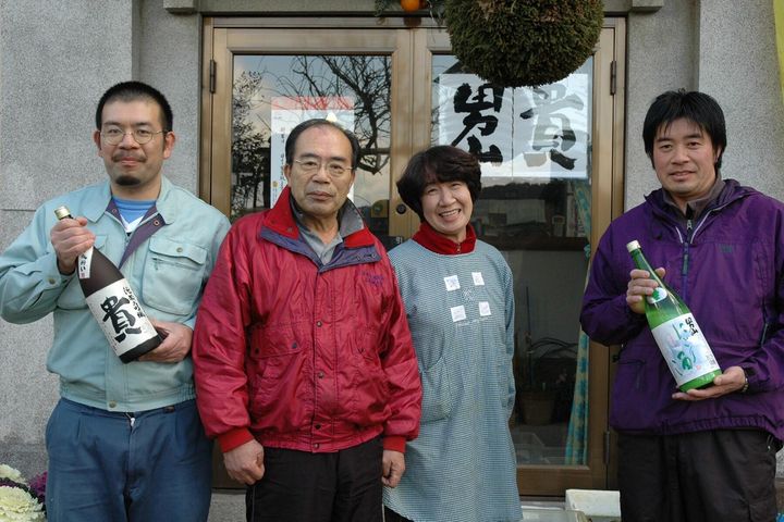 酒蔵の入口に並ぶ永山ファミリー