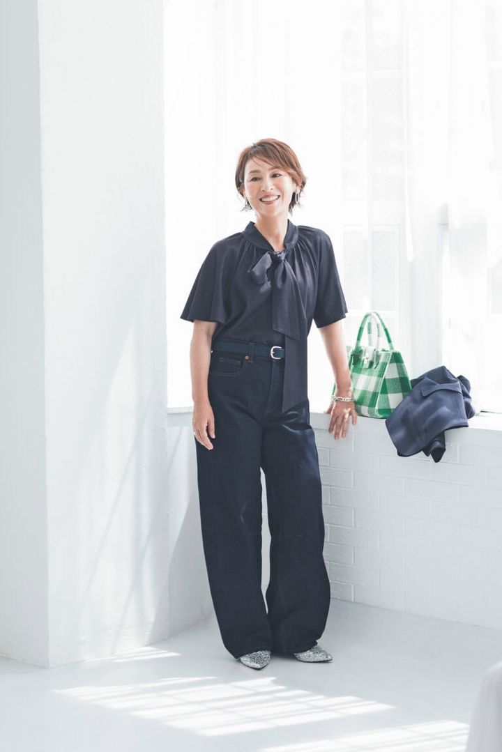 デニムパンツ¥2,990／ジーユー、ブラウス¥8,990／プラステ、ジャケット¥47,300／ルージュ・ ヴィフ（アバハウスインターナショナル オンラインストア）、ベルト¥7,990／ギャップ、バッグ ¥14,300／ツル バイ マリコ オイカワ、ミュール¥19,800／銀座かねまつ（銀座かねまつ6丁目本店）、ピアス¥28,600／アビステ、ブレスレット¥18,700／アドラル（ズットホリック）、リング¥13 7,500／ウノアエレ（ウノアエレ ジャパン）