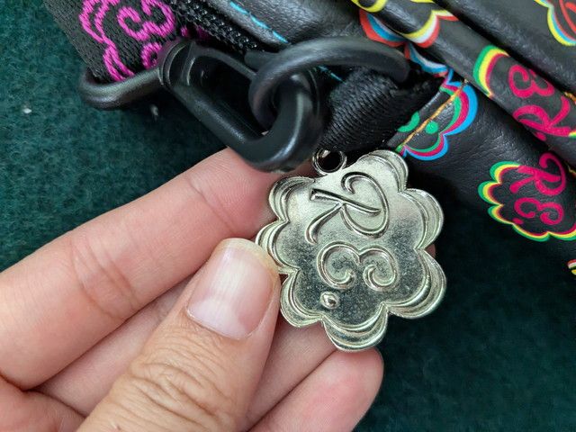 アールイードットのロゴファスナー