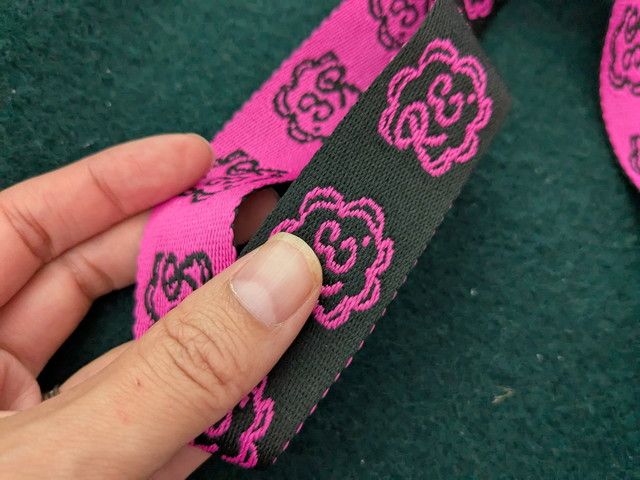 アールイードットのロゴ付きストラップ