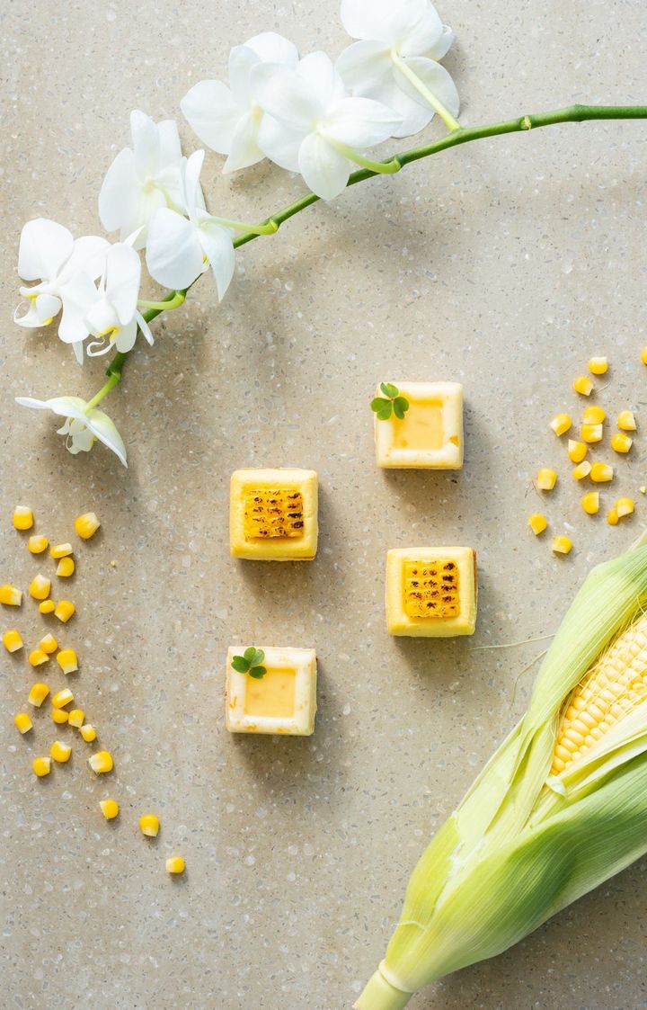 サマーシトラスのバタークリームスコーン、とうもろこしムースとベーコンスコーン