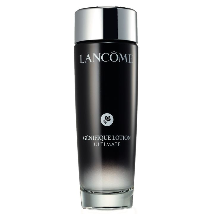 ブランドを代表する名ライン「ジェニフィック」からついにローションが誕生。肌を潤いのシー ルドで守るようになじみ、続けるうちに肌体力の向上まで実感できる。ジェニフィック アルティメ エッセンス ローション 150mℓ ¥9,900(9月5日発売)／ランコム