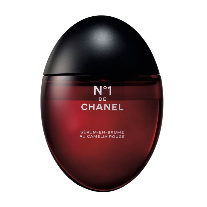 微細なミスト状のセラムで、乾燥や酸化ストレスからプロテクト。コロンと可愛らしいフォルムで、スタイリッシュにメイク直しを。セラム イン ミスト N°1 ドゥ シャネル 50mℓ ¥15,070／シャネル カスタマー ケア センター