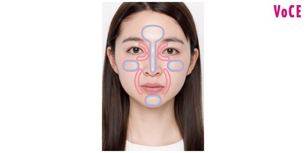 ピンクとブルーの下地でくすみを払い立体感を引き出す