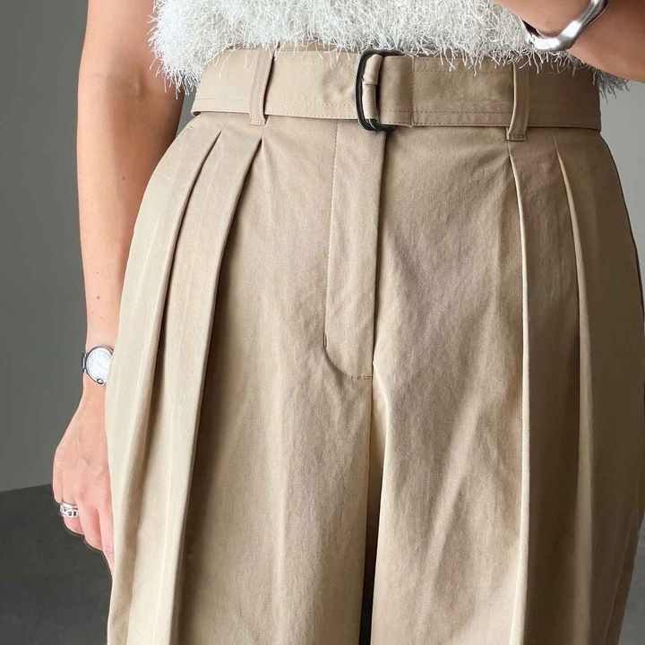 画像: ツータックのおかげで美脚見え！