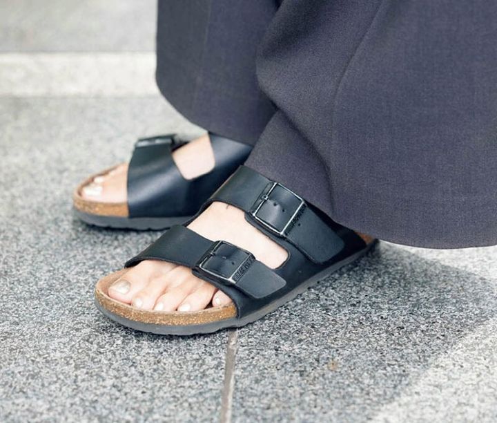 足もとの肌見せで着こなしに抜け感を