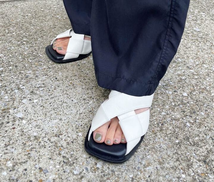 黒ワントーンコーデに白を効かせて