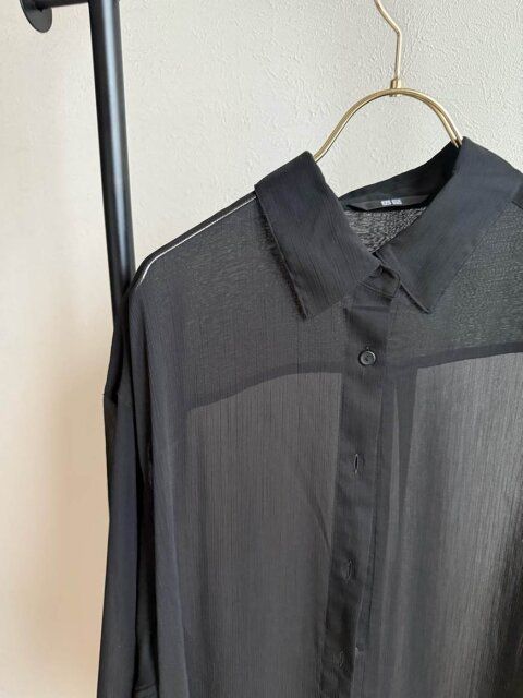ユニクロ シアーシャツ BLACK ハンガーにかかっている