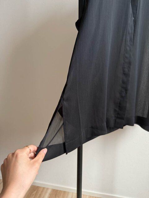 サイドにはスリット入り