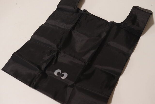 ギョロ目ショッピングバッグ サイズ感 デザイン