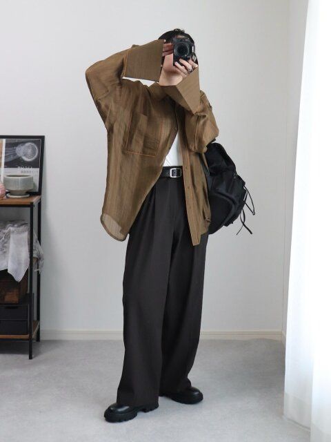 2025夏秋シフトブラウンシアーシャツコーデ