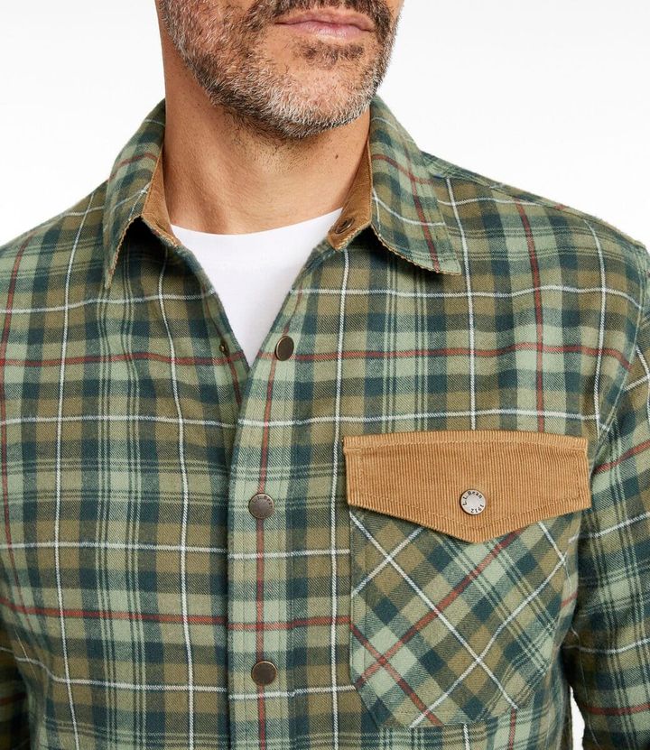 1937年の誕生以来、80年以上にわたりブランドを代表する定番として親しまれてきた「スコッチ・プラッド・フランネル・シャツ」。今季はクラシックなシルエットに加え、便利なフラップ・ポケットを配した新デザインが登場する。