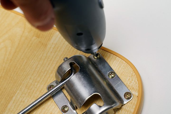 実際にそれぞれの電動ドライバーでネジを緩めて、また締めてみました。