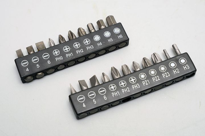 同梱されているビットの内容にはかなり違いがあります。