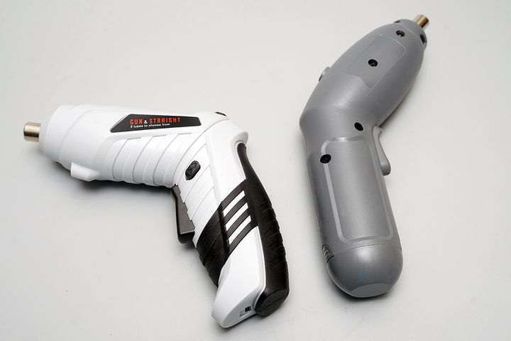 左がキャンドゥ、右がダイソー。一般家庭に電動ドライバーが2ついるとは思いませんが、あるのです。