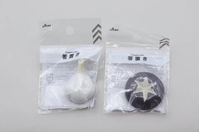 ダイソー 磁器箸置き（ニンニク、ホワイト） 磁器箸置き（シイタケ、ブラウン） パッケージ