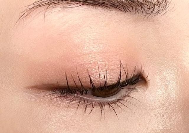 トレンドの「ラメアイシャドウ」のベタ塗りは厳禁！