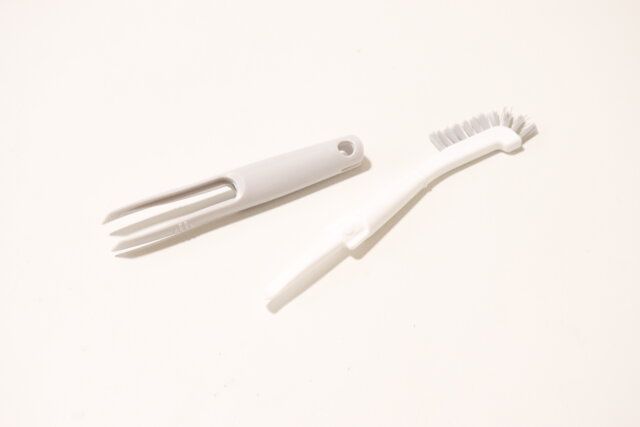 ダイソーのパッキン外せるキッチンブラシはピックが付いている
