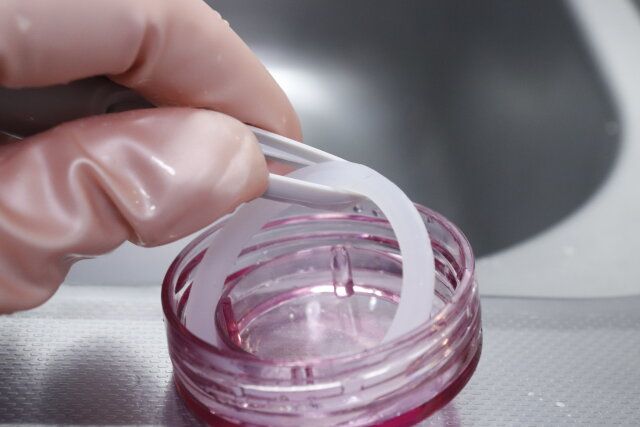 ダイソーのパッキン外せるキッチンブラシは固いパッキンが簡単に取れる