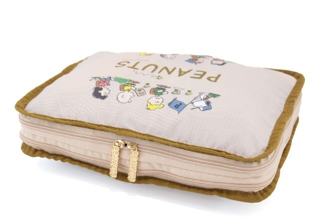 SNOOPY たっぷり入る！ ラクラク圧縮収納ポーチ BOOKを圧縮した様子