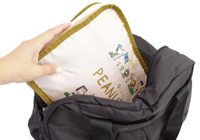 SNOOPY たっぷり入る！ ラクラク圧縮収納ポーチ BOOKは旅行カバンに入れて持ち運びやすい