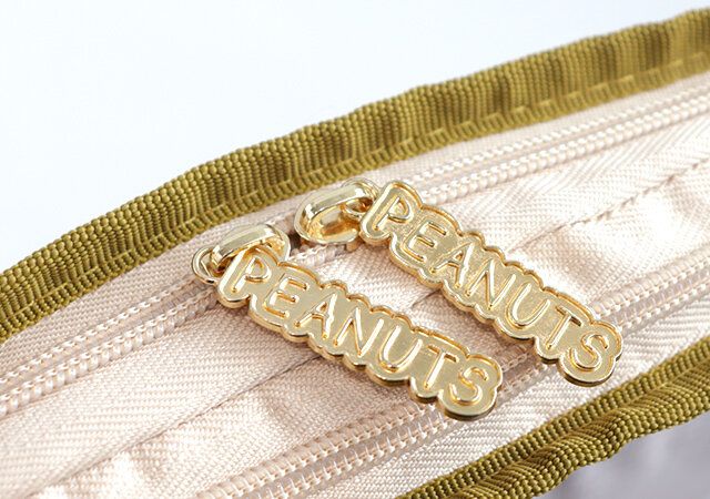 SNOOPY たっぷり入る！ ラクラク圧縮収納ポーチ BOOKの引き手