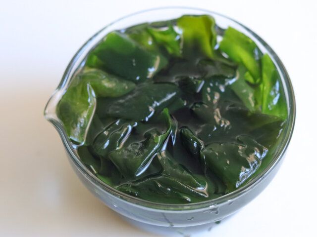 乾燥わかめを水で戻しておく。