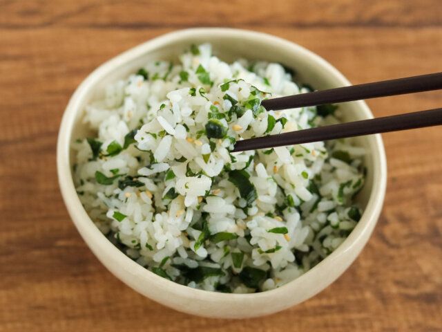 わかめごはん お箸を添える