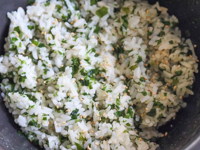 ごはんが炊けたら、刻んだわかめ、白いりごまを加えてよく混ぜ合わせる。