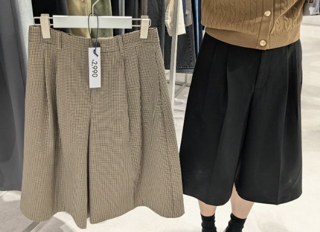 チェック柄のバミューダパンツと黒のバミューダパンツを着たマネキン