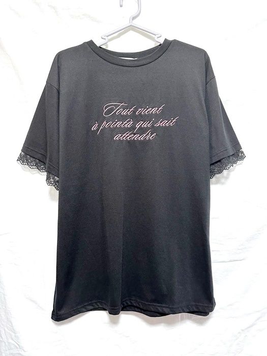 しまむら「袖レースロゴTシャツ」