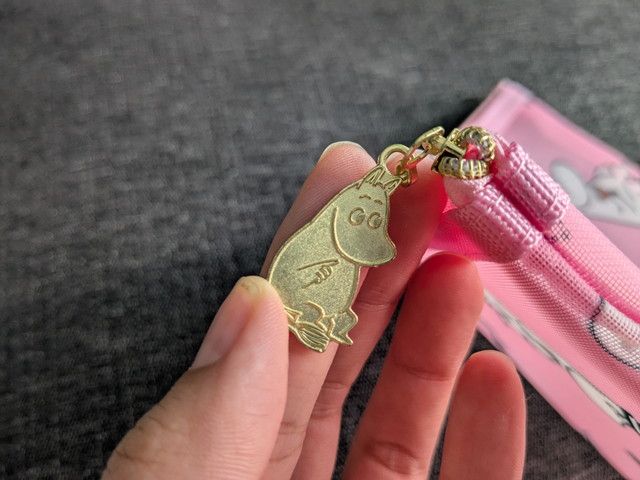 メッシュポーチのファスナー引き手：ムーミンのゴールドチャーム