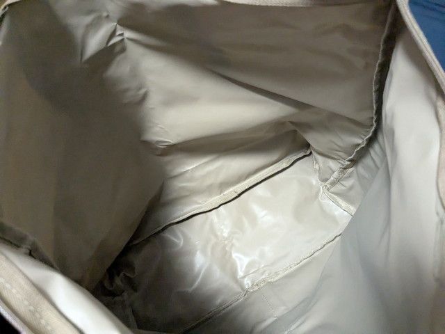 BIGトートの内側。ファスナー付きで広い収納室