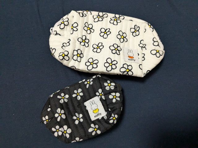 miffyお花のキルティングポーチ 白と黒の2種類を並べた様子