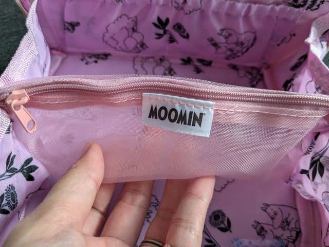 内側メッシュポケットのMOOMINタグをクローズアップ