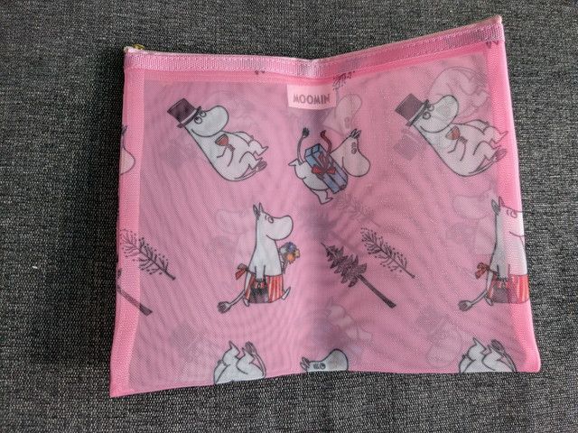 大サイズ：ピンクのムーミンファミリーデザイン（A5書類やフラット小物に最適）