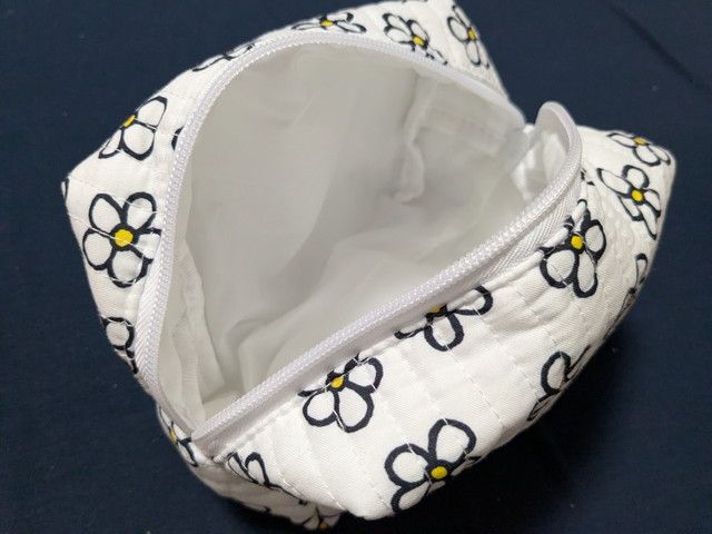 白い大ポーチの開口部と内側の様子（マチたっぷり）